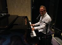 Tim Ambler Klavier, hl.Hemd